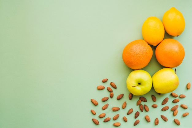 Composición veraniega con frutas y almendras