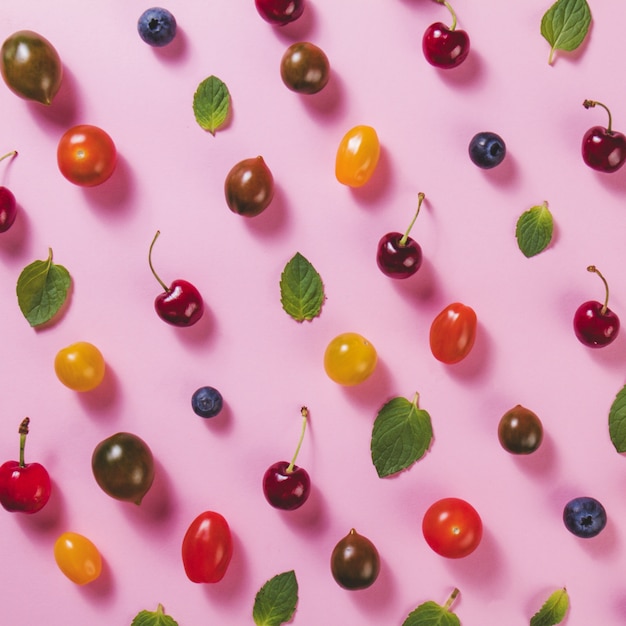 Composición veraniega con frutas de color