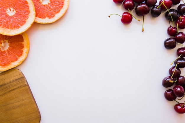 Composición veraniega con frutas sabrosas y espacio para mensajes