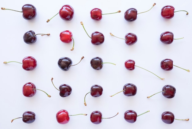 Composición veraniega con variedad de cerezas