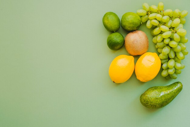 Composición veraniega con variedad de frutas