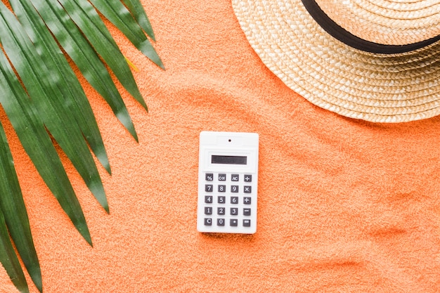 Composición de verano con la calculadora en el fondo de color