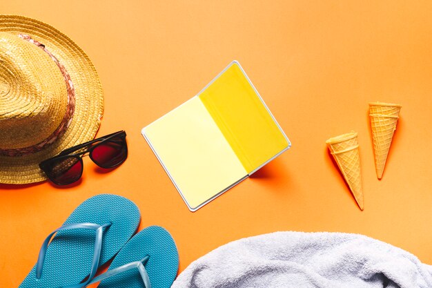 Composición de verano con conos de waffle de cuaderno y helado sobre fondo brillante