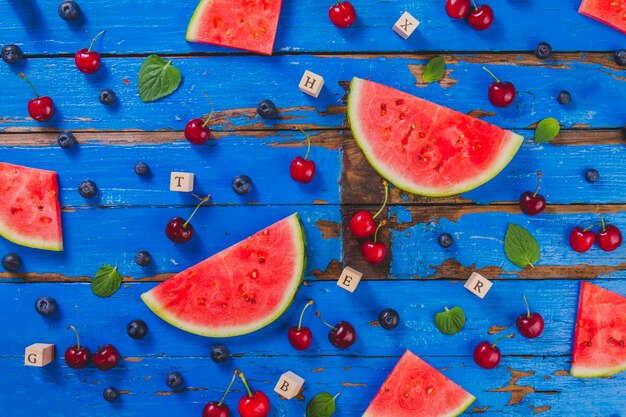 Composición de verano con frutas y letras