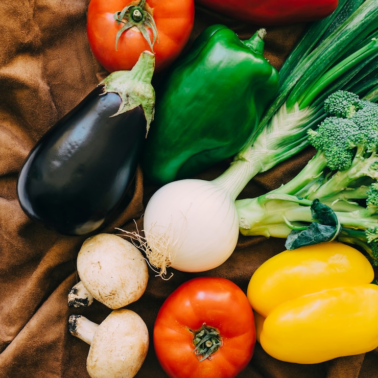 Foto gratuito composición de verduras con berenjena