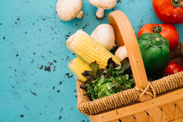 Composición de verduras con cesta