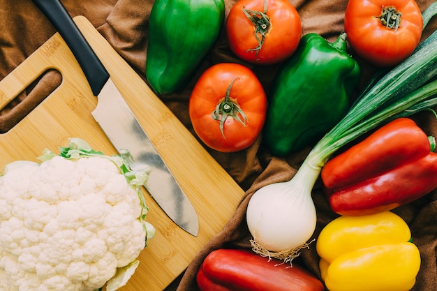 Foto gratuita composición de verduras con coliflor en tabla de madera