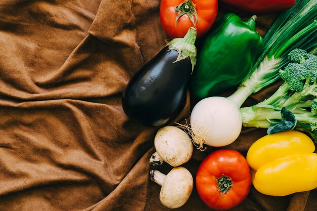 Composición de verduras con espacio a la izquierda