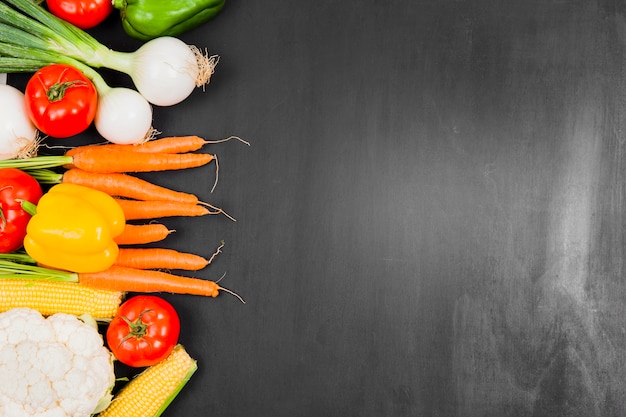 Composición de verduras frescas con espacio a la derecha