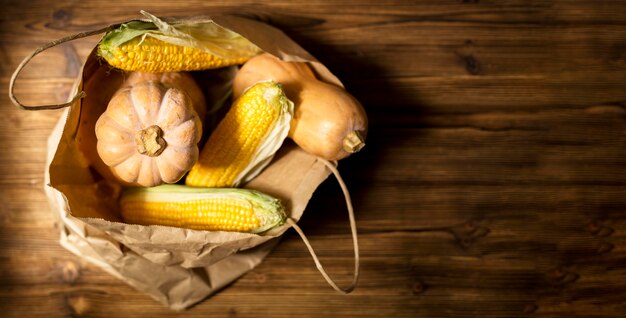 Composición de verduras frescas otoñales con espacio de copia