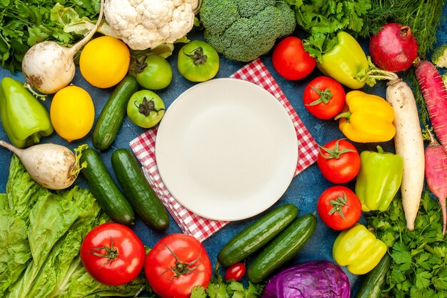 Composición de verduras frescas de vista superior en mesa azul