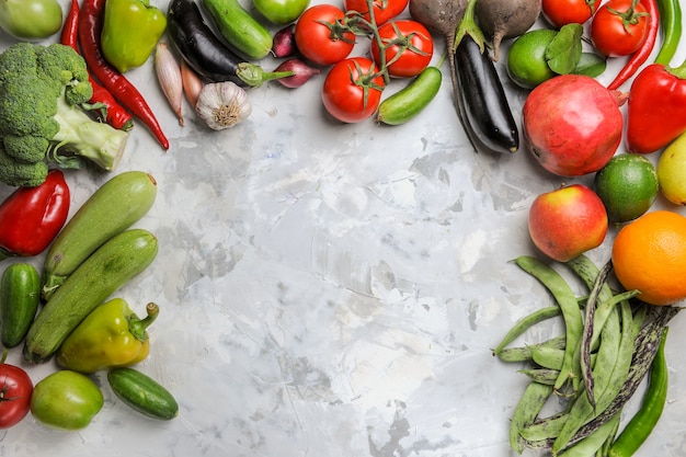 Composición de verduras frescas de vista superior sobre fondo blanco claro