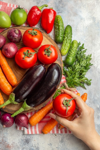 Composición de verduras frescas de vista superior sobre fondo blanco