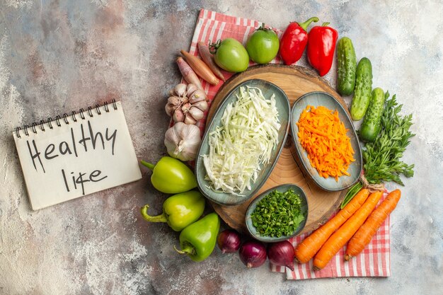 Composición de verduras frescas de vista superior sobre fondo blanco