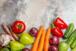 Foto gratuita composición de verduras frescas de vista superior sobre fondo blanco