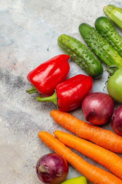 Composición de verduras frescas de vista superior sobre fondo blanco