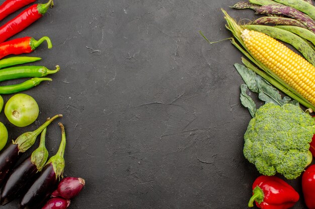 Composición de verduras frescas de vista superior sobre fondo gris