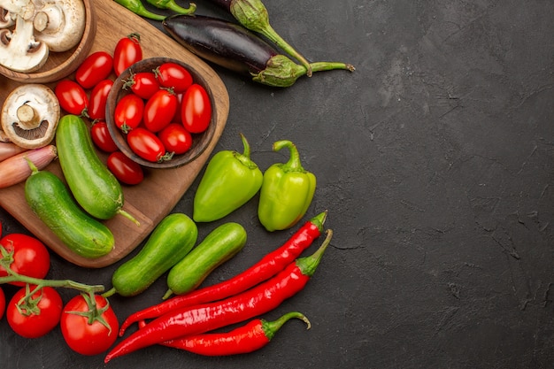 Foto gratuita composición de verduras frescas de vista superior sobre el fondo oscuro