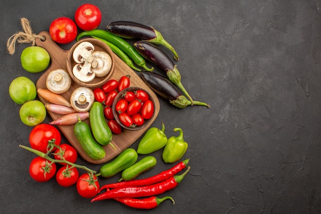 Composición de verduras frescas de vista superior sobre el fondo oscuro