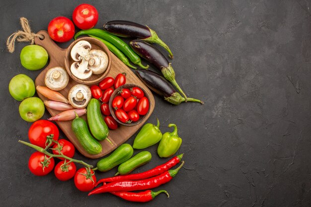 Composición de verduras frescas de vista superior sobre el fondo oscuro