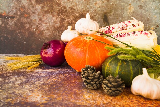 Composición con verduras y hierba timothy