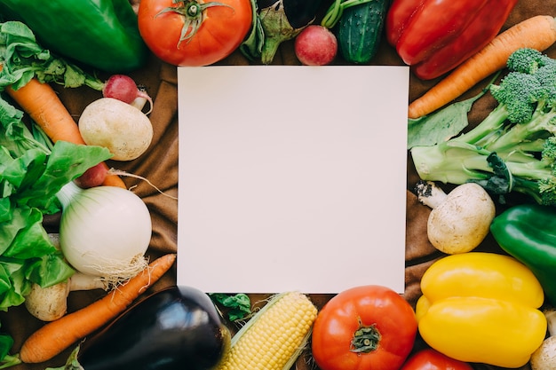 Composición de verduras con hoja de papel