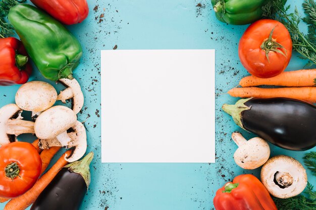 Composición de verduras con papel en medio