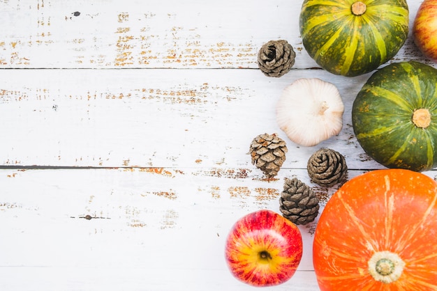 Composición con verduras y piñas