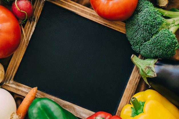 Foto gratuita composición de verduras con pizarra