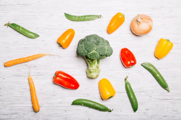 Foto gratuita composición de verduras sobre fondo blanco