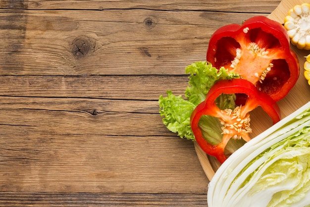 Composición de verduras sobre fondo de madera con espacio de copia