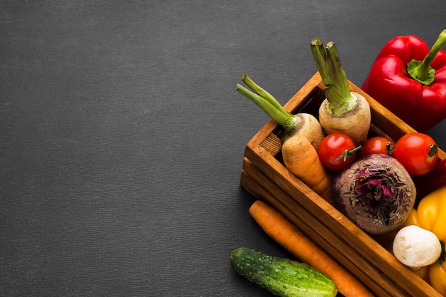 Foto gratuita composición de verduras sobre fondo oscuro con espacio de copia