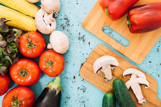 Foto gratuita composición de verduras con tablas