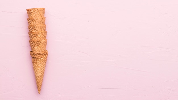 Composición vertical de conos de helado.