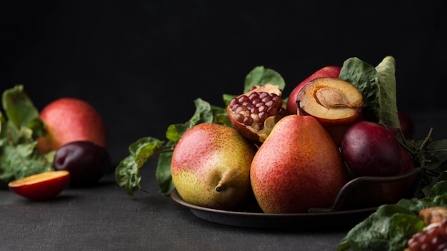 Composición de la vista frontal de deliciosas frutas