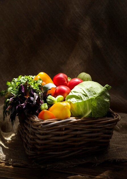 Composición de la vista frontal de deliciosas verduras frescas