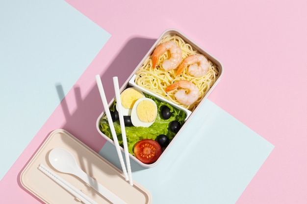 Foto gratuita composición de la vista superior de la caja bento japonesa