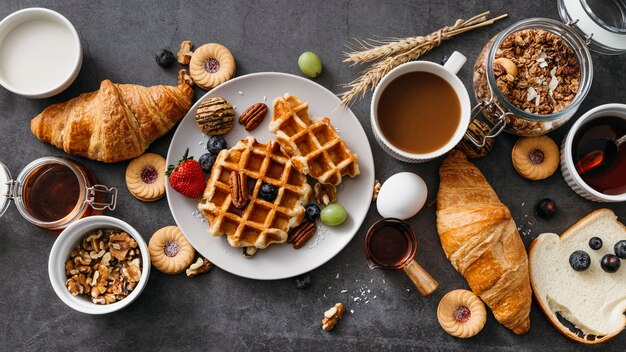 Composición de la vista superior de deliciosas golosinas para el desayuno