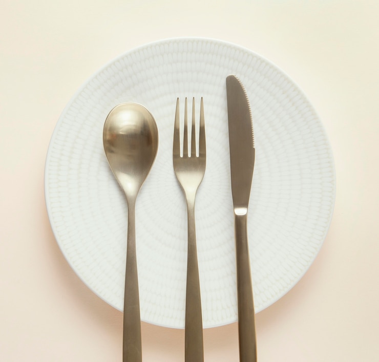 Foto gratuito composición de vista superior de hermosa vajilla sobre la mesa