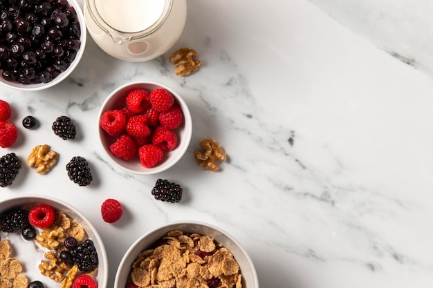Foto gratuita composición de la vista superior de tazón de cereales saludables con bayas con espacio de copia