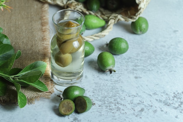 Foto gratuita compota de feijoa casera sobre fondo de piedra.