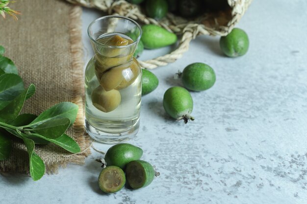 Compota de feijoa casera sobre fondo de piedra.