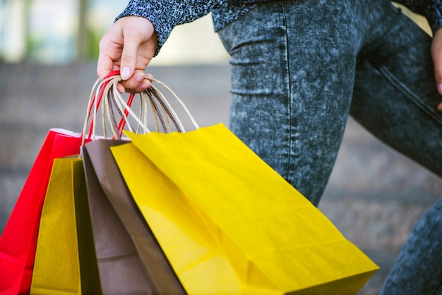 Foto gratuita comprador irreconocible con bolsas