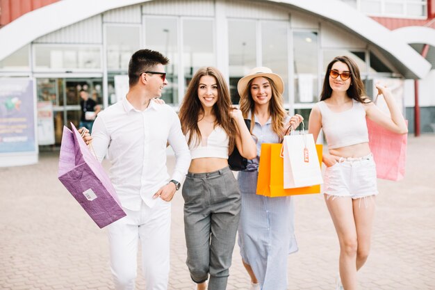 Compradores sonrientes con bolsas