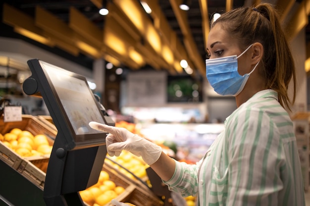 Comprar alimentos en un supermercado durante la pandemia mundial del virus corona