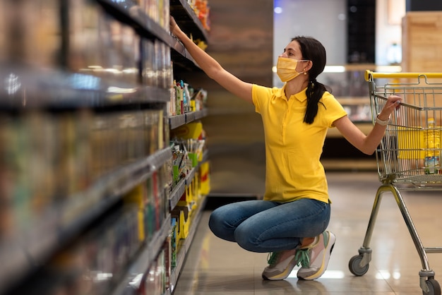 Foto gratuita compras de comestibles de mujer de tiro completo