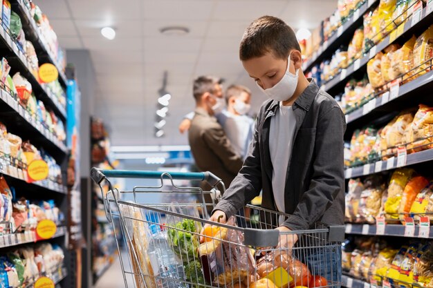 Compras familiares con mascarilla