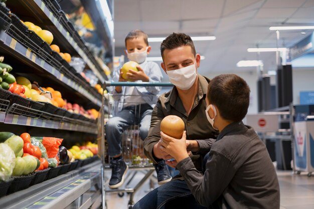 Compras familiares con mascarilla