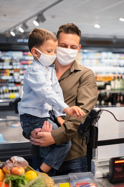 Compras familiares con mascarilla