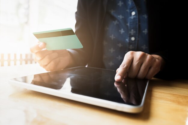 Compras en línea utilizar la tarjeta de crédito para pagar en línea.